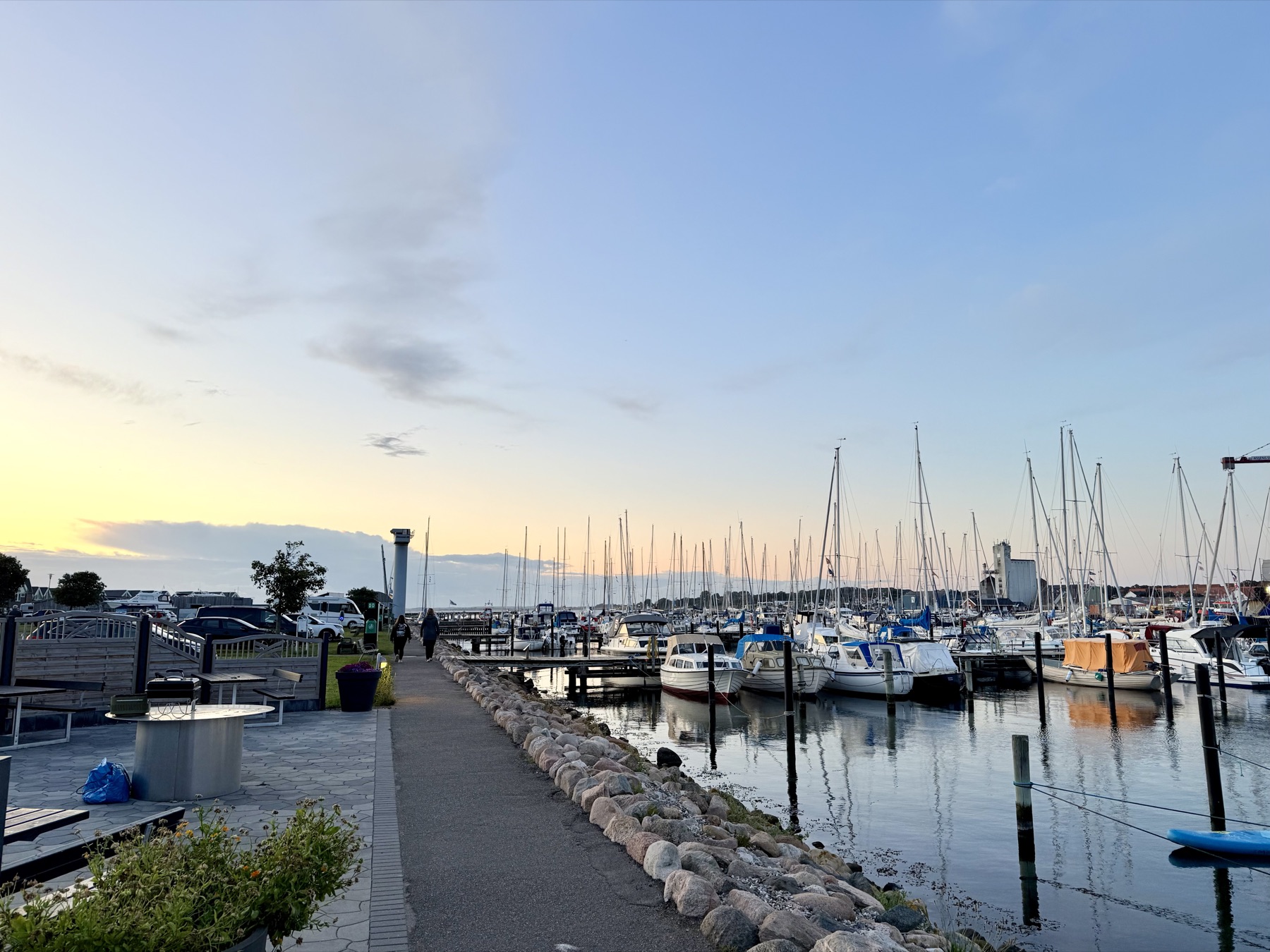 Promenaden langs Assens Marina med badestrand og udsigt over Lillebælt